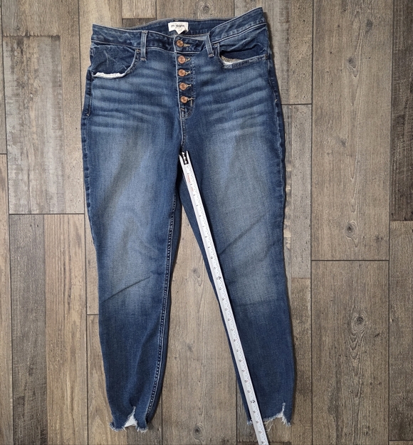 M Jeans By Maurices Size L, Regular, High Rise, Medium Wash, Destressed, Raw Hem - Picture 6 of 6
